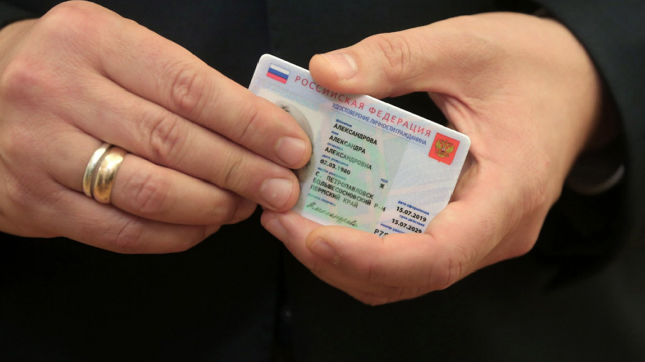 Rusia planea sustituir los pasaportes de papel por tarjetas de plástico con chip electrónico